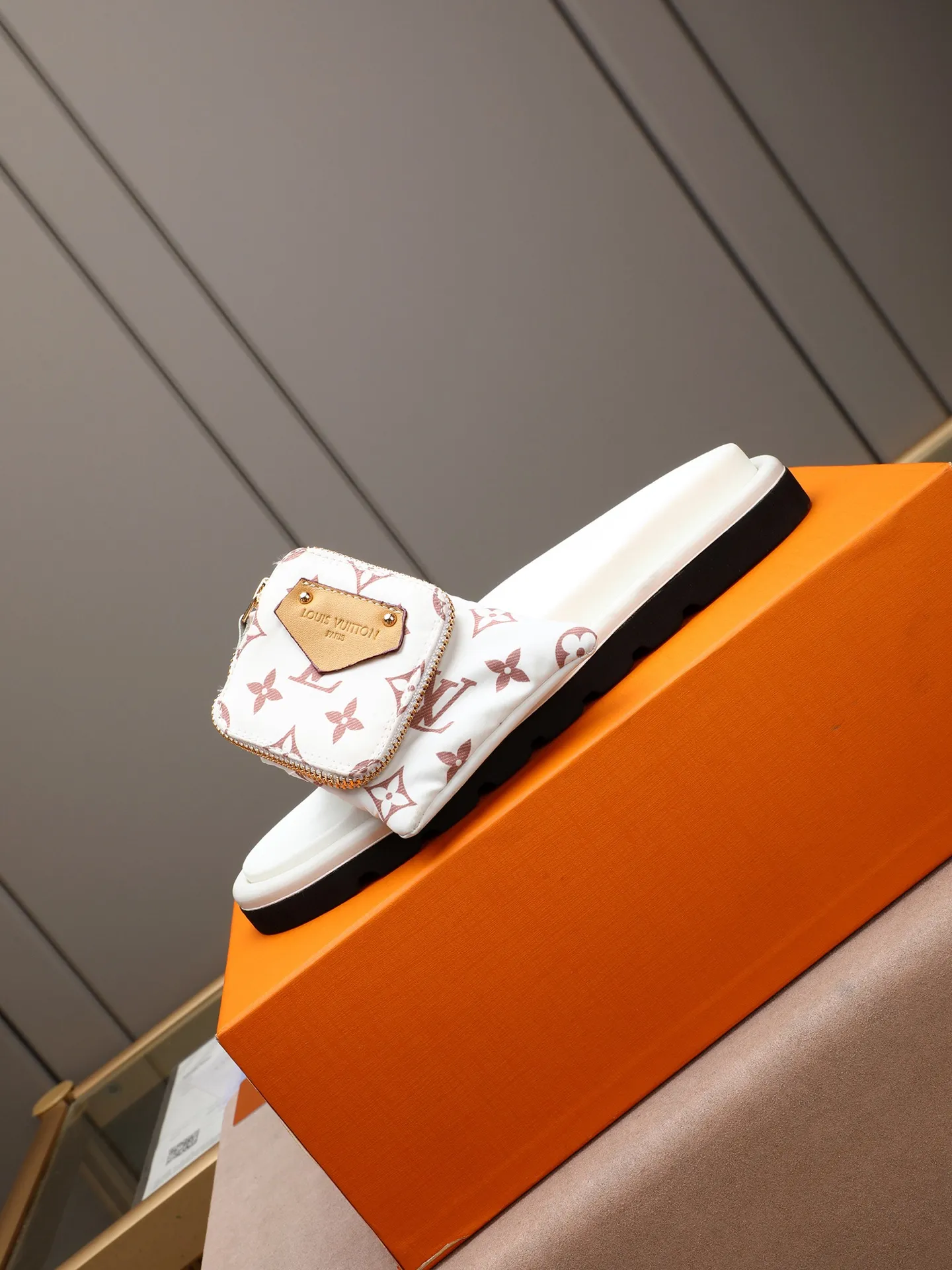 PP400 couple model with drawer box [LOUIS VUITTON] Louis Vuitton, the latest LV official website printed wallet and men's and women's slippers🔥🔥🔥 are now on the market. The drawer box is packed with cloth bags and cards. The upper pattern looks very soft and waxy, and it is a super versatile leg slimming tool. Fabric: Imported denim/down silk cotton embossed, official website pattern printing, lining: water-dyed sheepskin down filling, comfortable to wear, feet: high elastic PU water table. Sole: foam sole, heel height: about 5cm. Size 35-46, 35, 45 and 46 are custom-made and cannot be returned or exchanged. Color: multiple colors available.